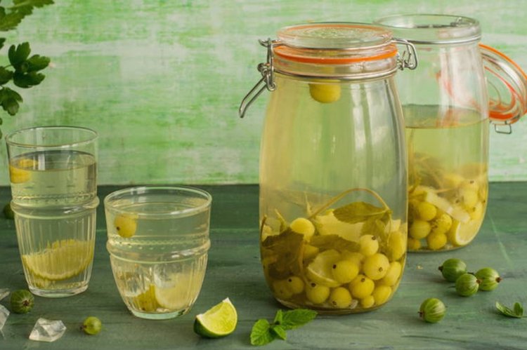 Компот из крыжовника с яблоками и мятой