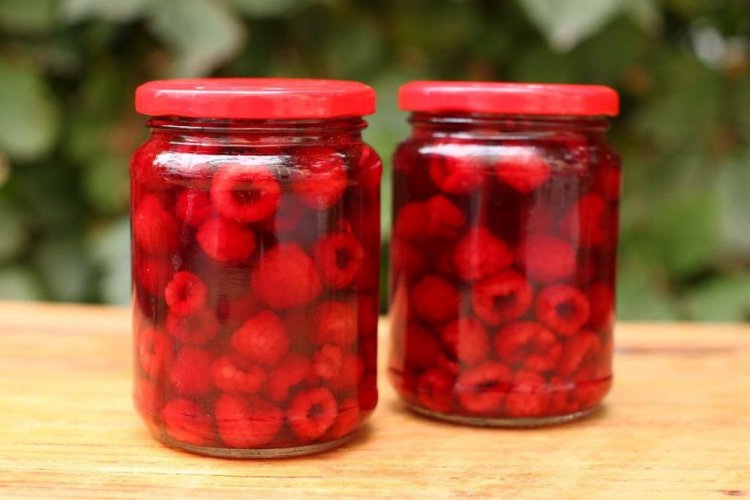Целые ягоды малины в желе на зиму