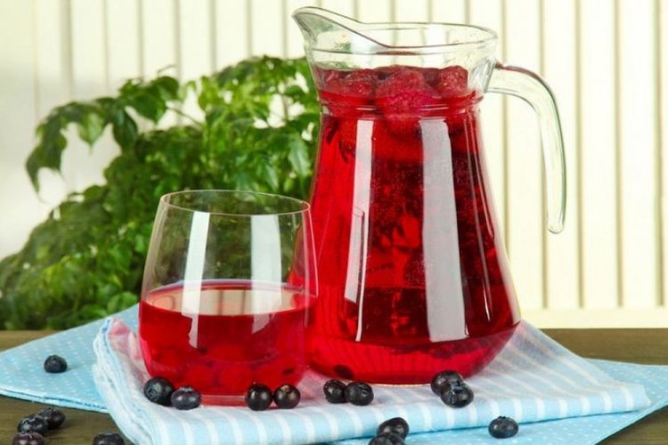 Летний компот из ирги и клубники