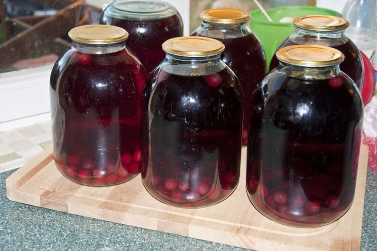 Компот из ирги и вишни со стерилизацией