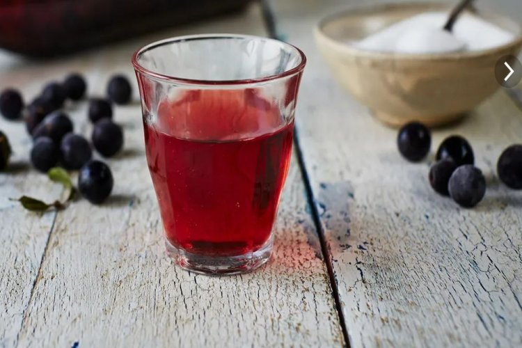 Компот из ирги с гвоздикой и лимонной цедрой