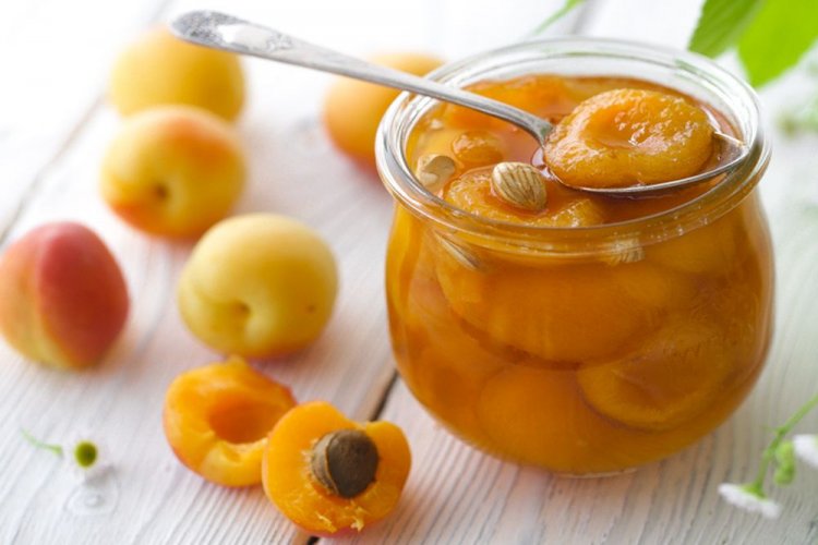 Абрикосовое варенье дольками с ядрышками и ванильным сахаром
