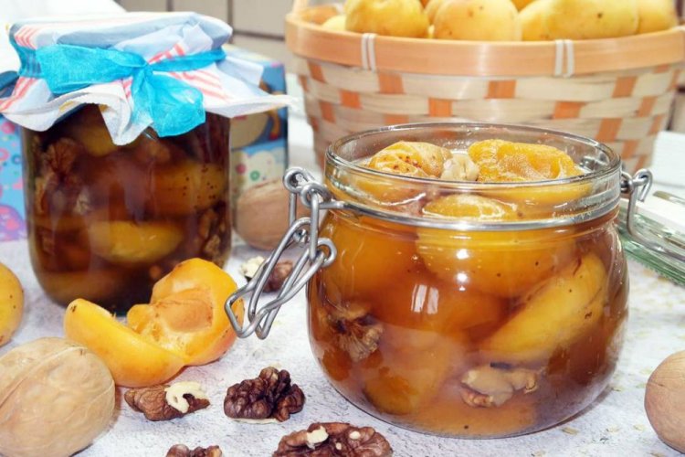 Варенье из долек абрикосов с грецкими орехами