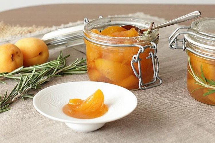 Варенье из абрикосовых долек с розмарином