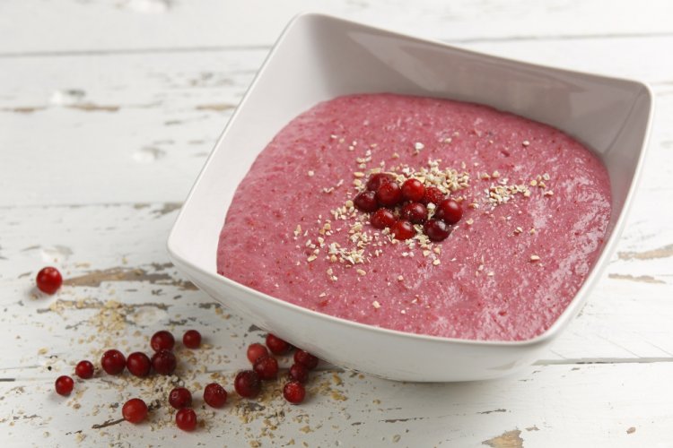 Взбитая манная каша с ягодами