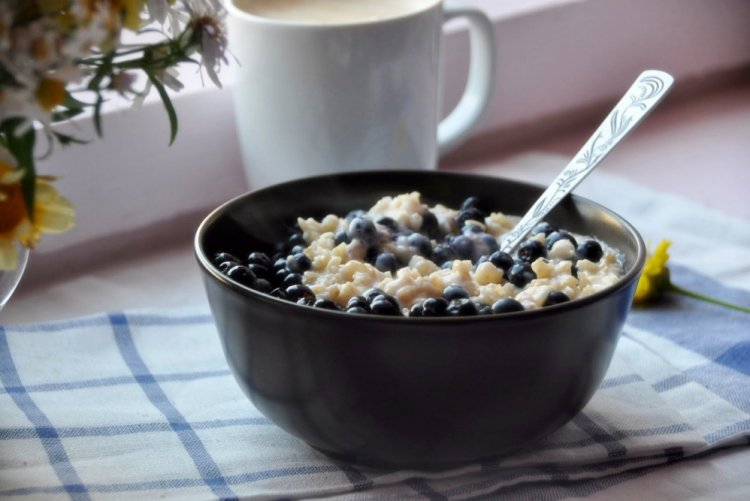 Овсянка с яблоком и смородиной