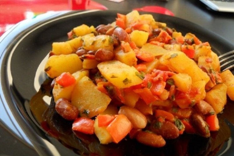 Тушеная картошка с болгарским перцем и фасолью