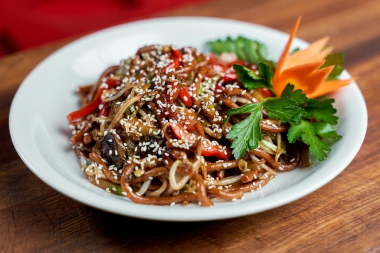 Постная азиатская лапша с овощами