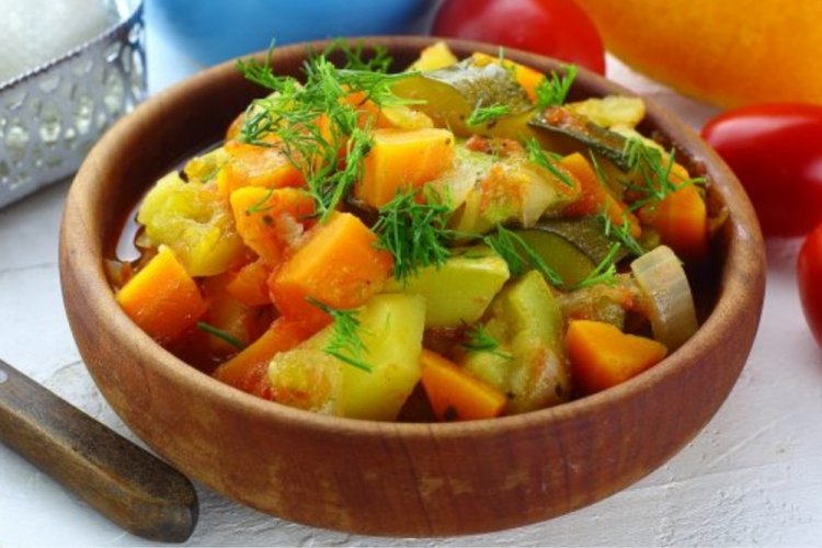 Овощное рагу с тыквой и маринованными огурцами