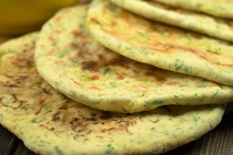 Постные лепешки с зеленью на сковороде