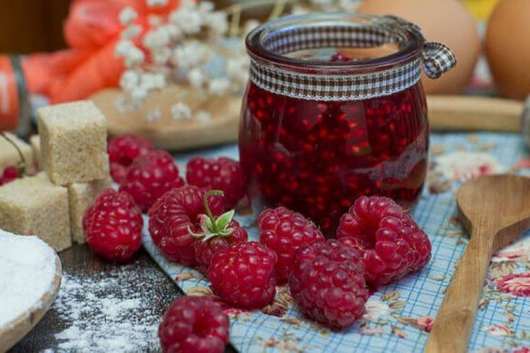 Варенье-пятиминутка из малины с лимонной цедрой и мускатным орехом