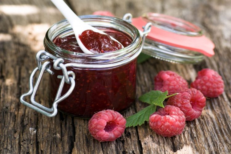 Густое варенье-пятиминутка из малины с желирующим сахаром