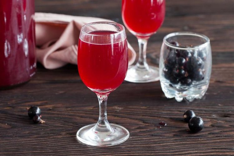 Наливка из вяленых ягод черной смородины