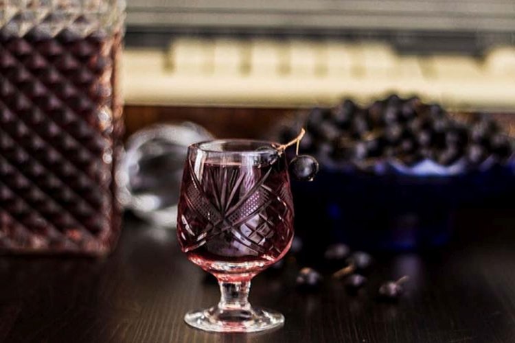 Ароматная наливка из черной смородины в глиняном горшке