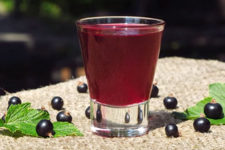 Наливка из черной смородины с корицей и бадьяном