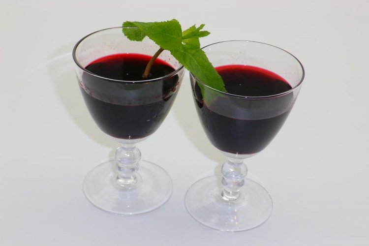 Наливка из черной смородины на свежих дрожжах