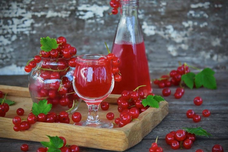 Настойка из красной смородины с фруктозой и спиртом