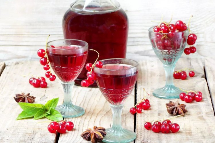 Настойка из красной смородины с базиликом и бадьяном