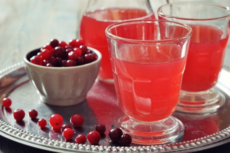 Настойка из красной смородины с клюквой и коньяком