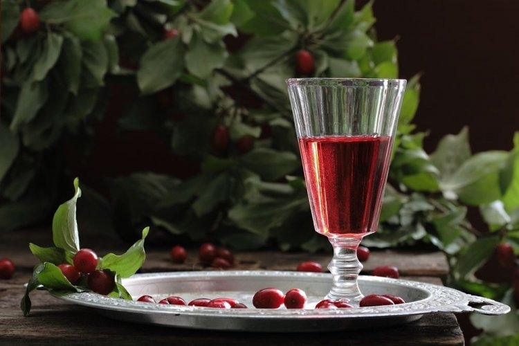 Настойка из красной смородины с брусникой, имбирем и корицей