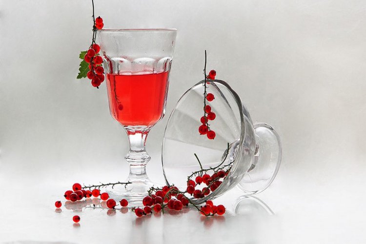 Настойка из красной смородины и кедровых орешков