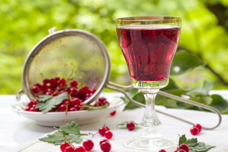 Настойка из красной смородины с острым перцем и самогоном