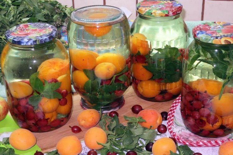 Компот «Мохито» с целыми абрикосами, крыжовником и мятой