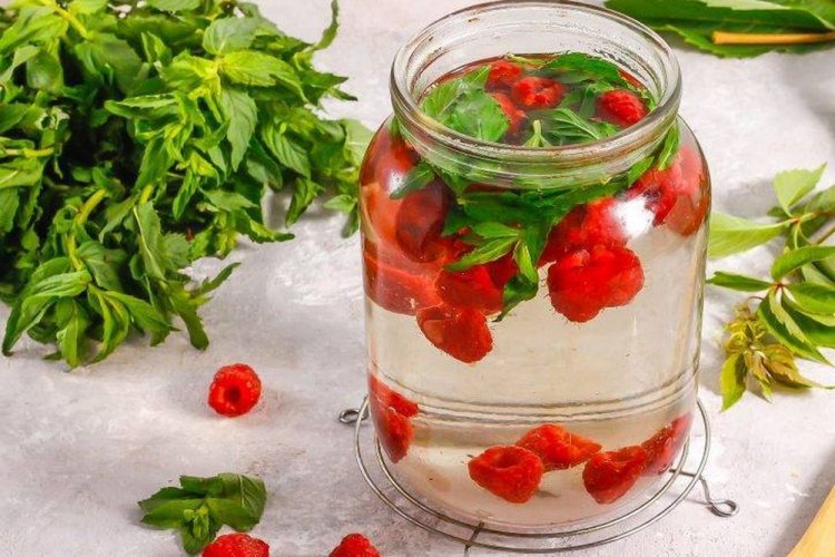 Компот «Мохито» из малины и мяты