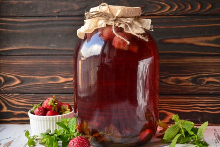 Компот «Мохито» из клубники и мяты