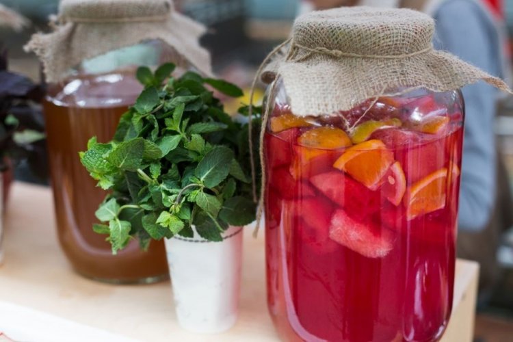 Компот «Мохито» с клубникой, яблоками, апельсином и мятой