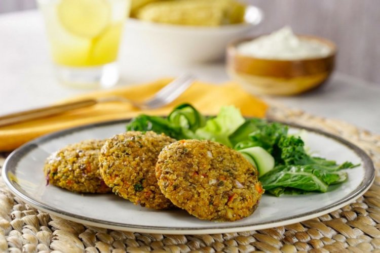 Котлеты из киноа, моркови и лука