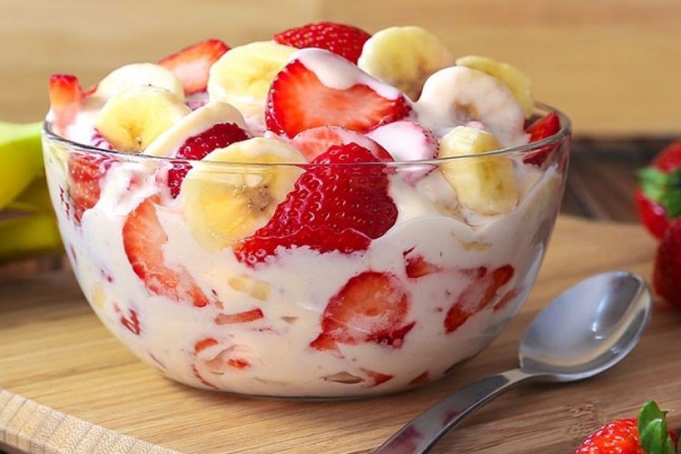 Фруктовый салат из клубники и банана