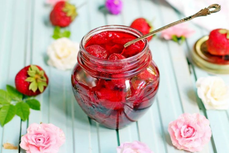 Варенье-пятиминутка из клубники и чайной розы