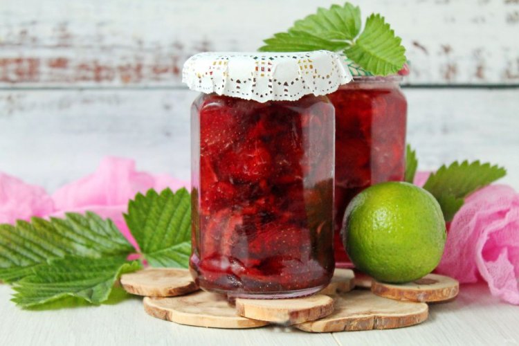 Варенье-пятиминутка из клубники с лаймом