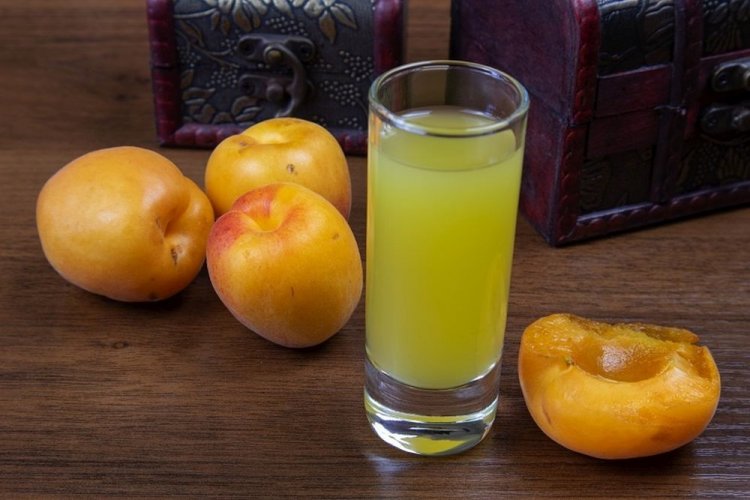 Абрикосовое вино из компота с корицей и куркумой