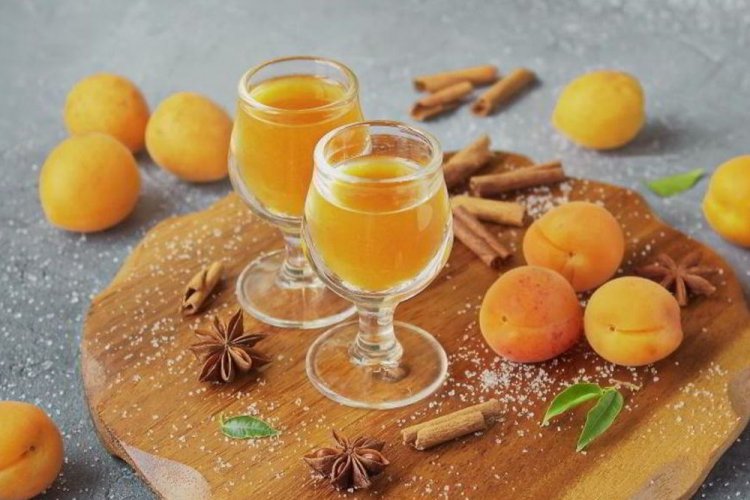 Ароматное вино из абрикосов со специями