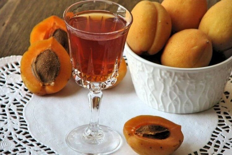 Абрикосовое вино с гвоздикой и медом