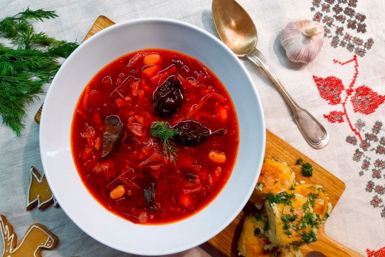 Постный борщ с черносливом