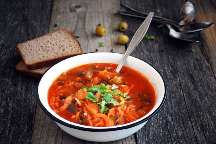 Постный борщ с оливками и солеными огурцами