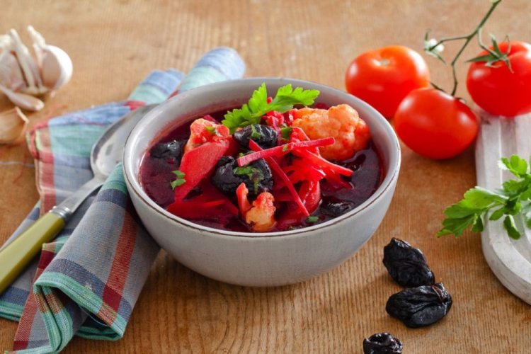 Постный борщ с цветной капустой и черносливом