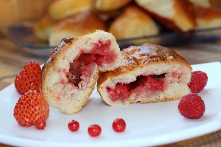 Пирожки с клубникой, красной смородиной и малиной