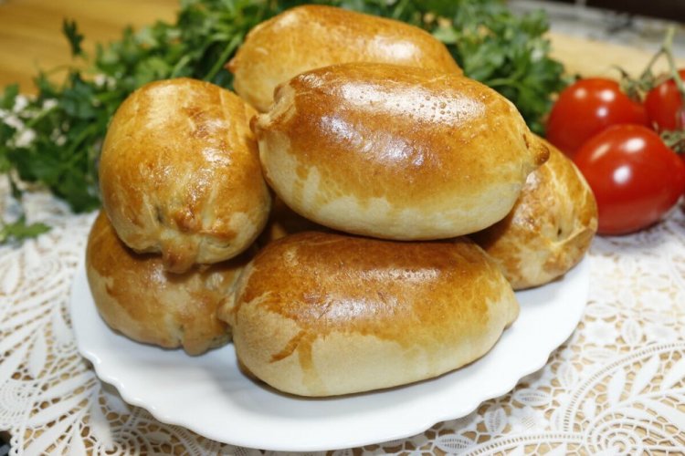 Постные пирожки с рисом и зеленым луком