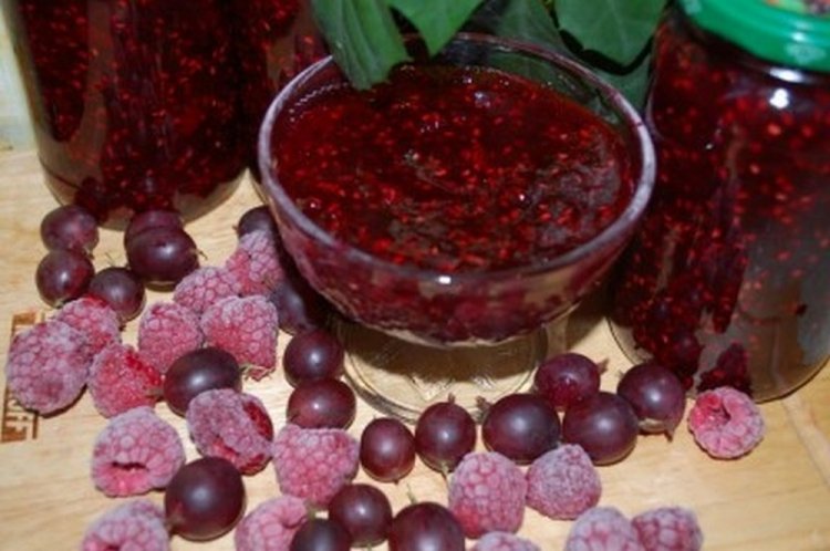 Конфитюр из крыжовника и малины