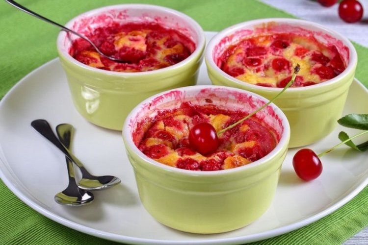 Клафути с вишней и йогуртом