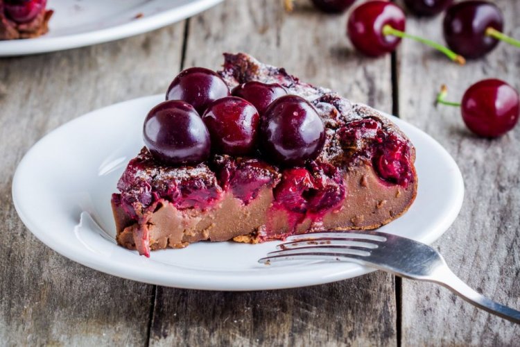 Шоколадно-кофейный клафути с вишней