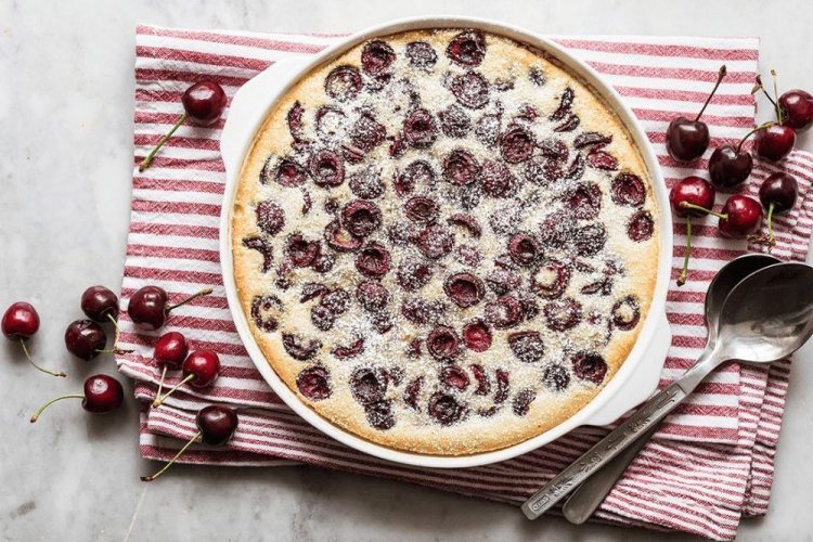 Клафути с вишней, бренди и лимонной цедрой