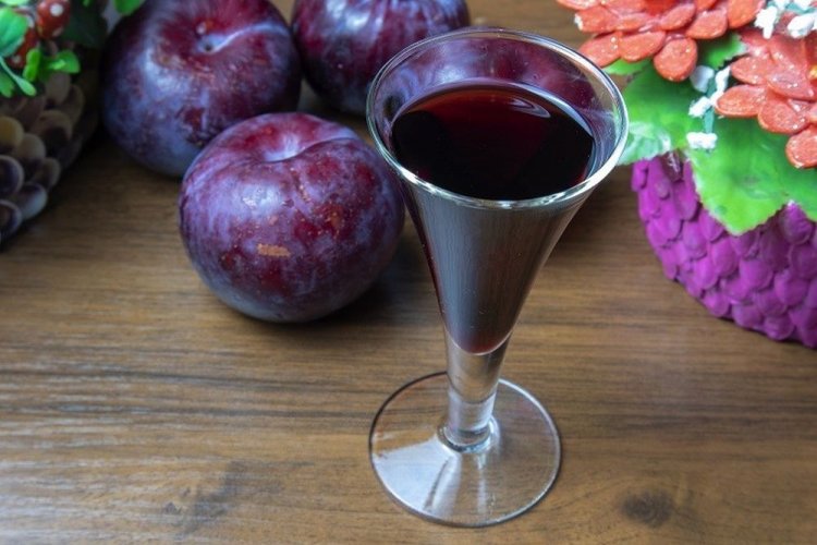 Сладкое вино из сливы