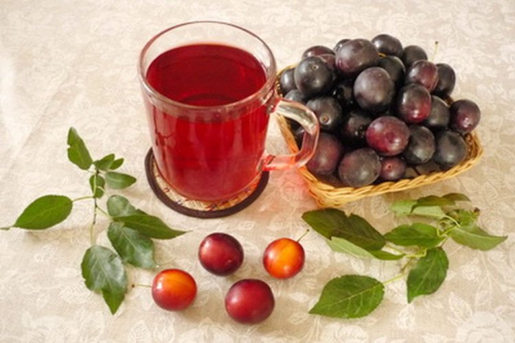 Летний компот из алычи