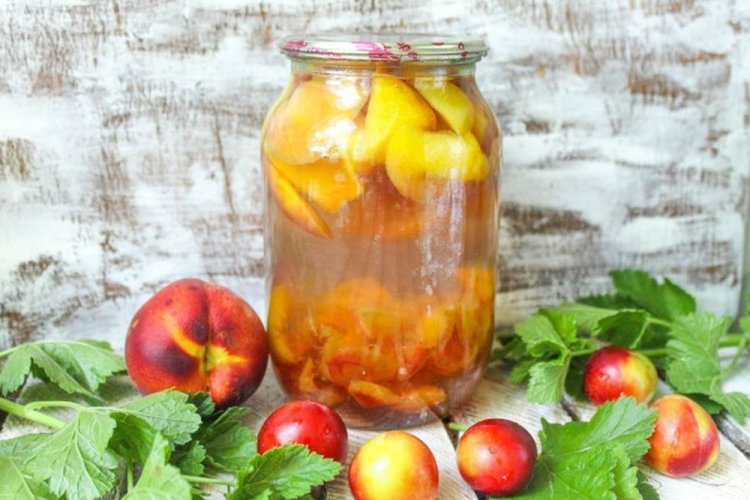 Компот из персиков и алычи