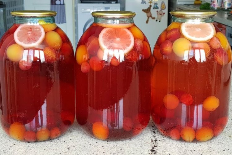 Освежающий компот из алычи и лимонов